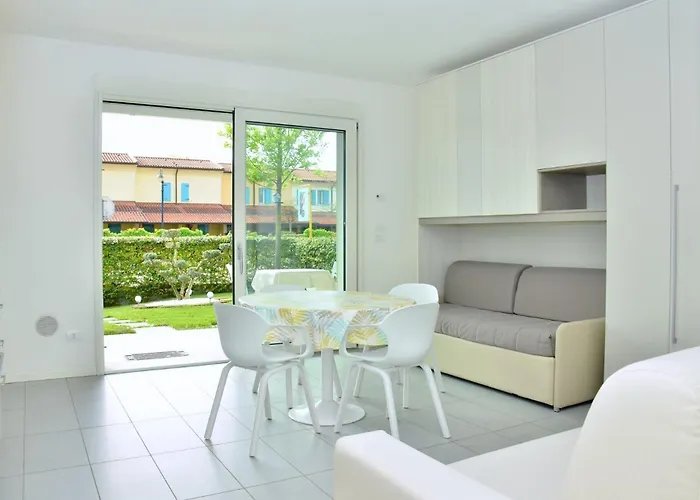 Charming With Garden View 아파트