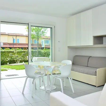 Charming With Garden View Apartment